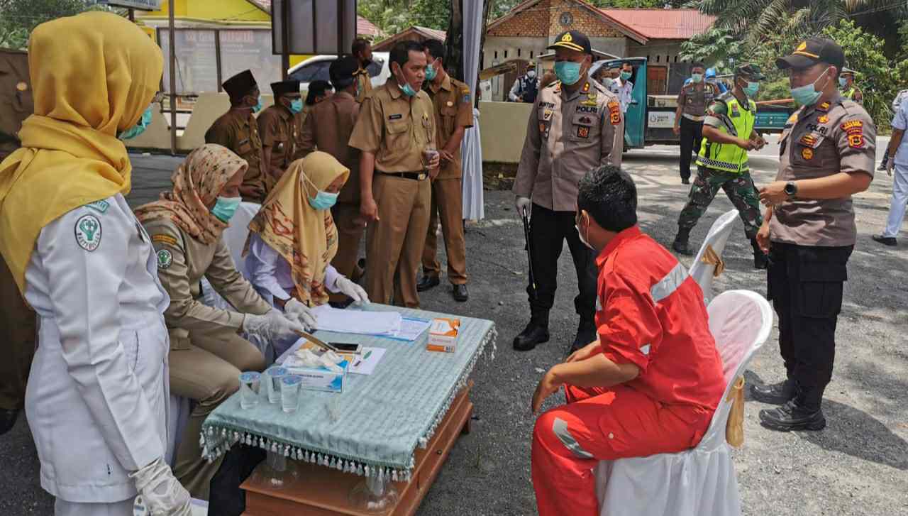 Kapolres Tanjab Barat, AKBP Guntur Saputro saat pengecekan Pos Sterilisasi Penanganan Covid-19
