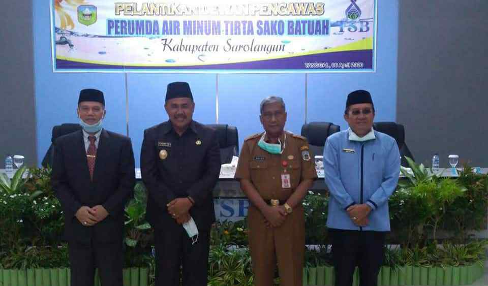 Wakil Bupati Sarolangun, Hilalatil Badri saat melantik Dewan Perumda Air Minum TSB Sarolangun 