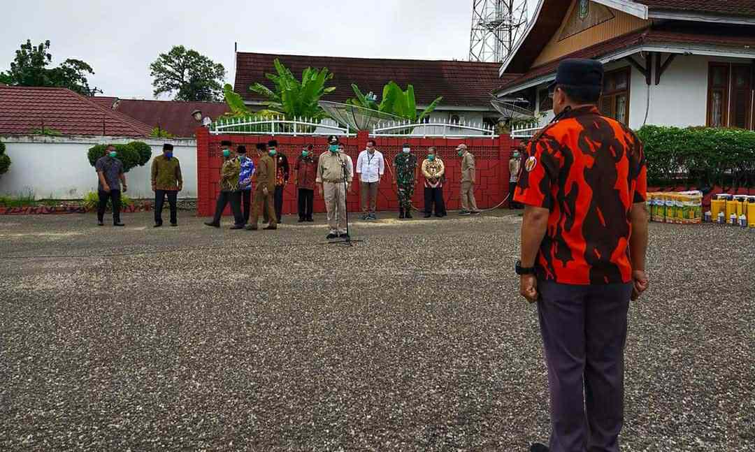 Bupati Sarolangun, Cek Endra saat pimpin apel penanganan Covid-19