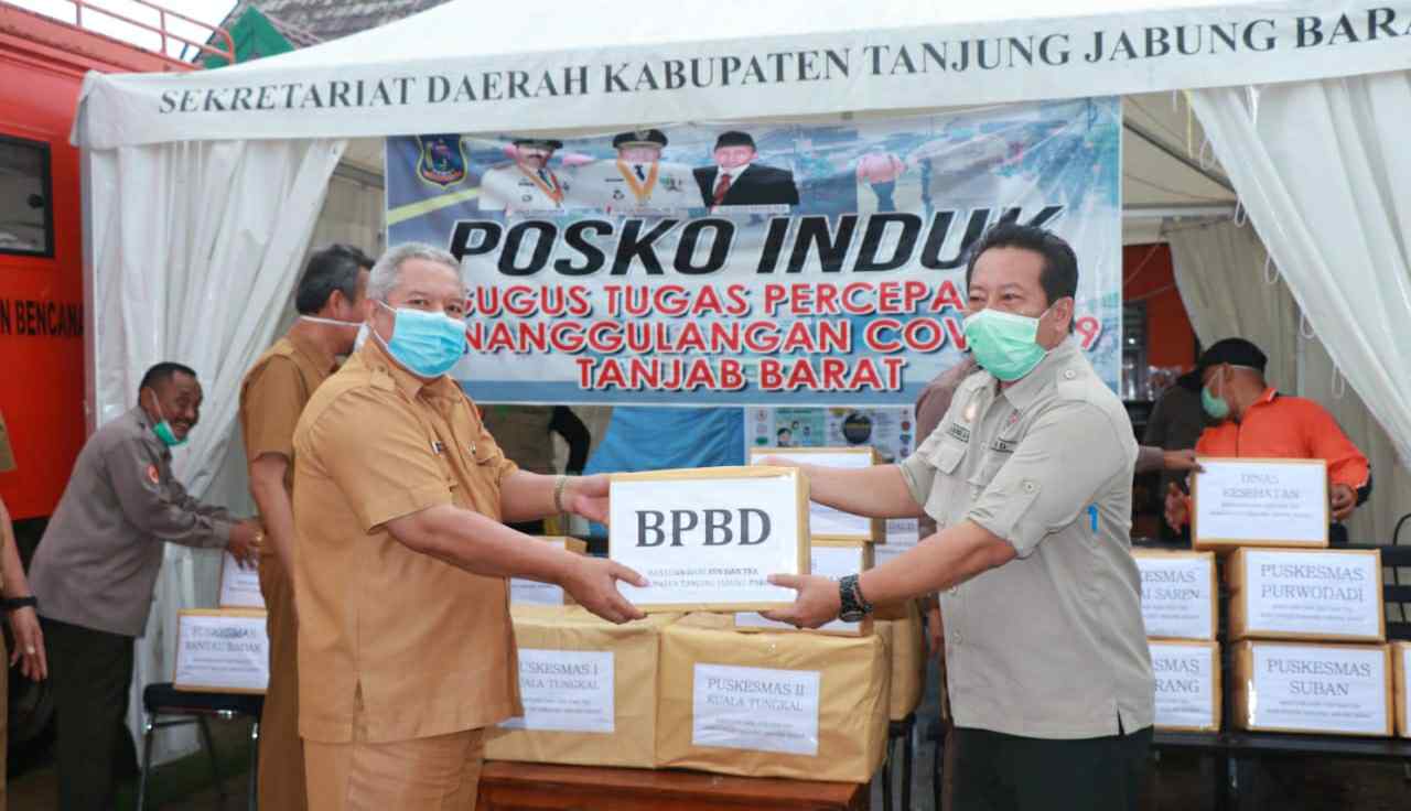 Bupati Safrial saat serhakan bantuan APD