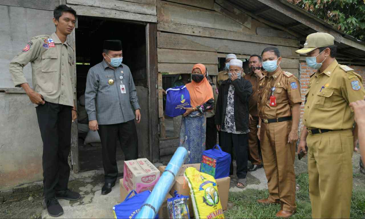Al Haris saat berikan bantuan sembako ke warga