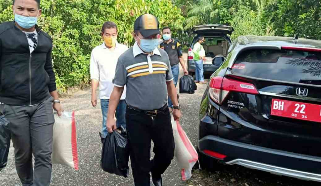 Bupati Al Haris saat antar sembako ke Kampung Baru