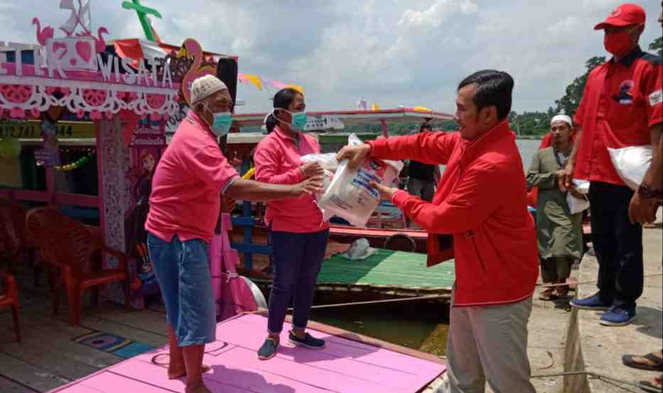 Ketua PDI Perjuangan Jambi, Edi Purwanto saat berbagi dengan penambang di Danau Sipin