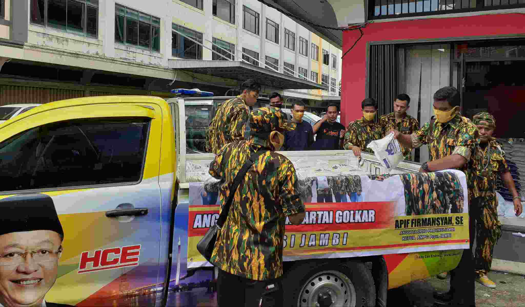 AMPG Jambi saat persiapkan pendistribusian bantuan ke masyarakat terdampak Covid-19 di Kota Jambi