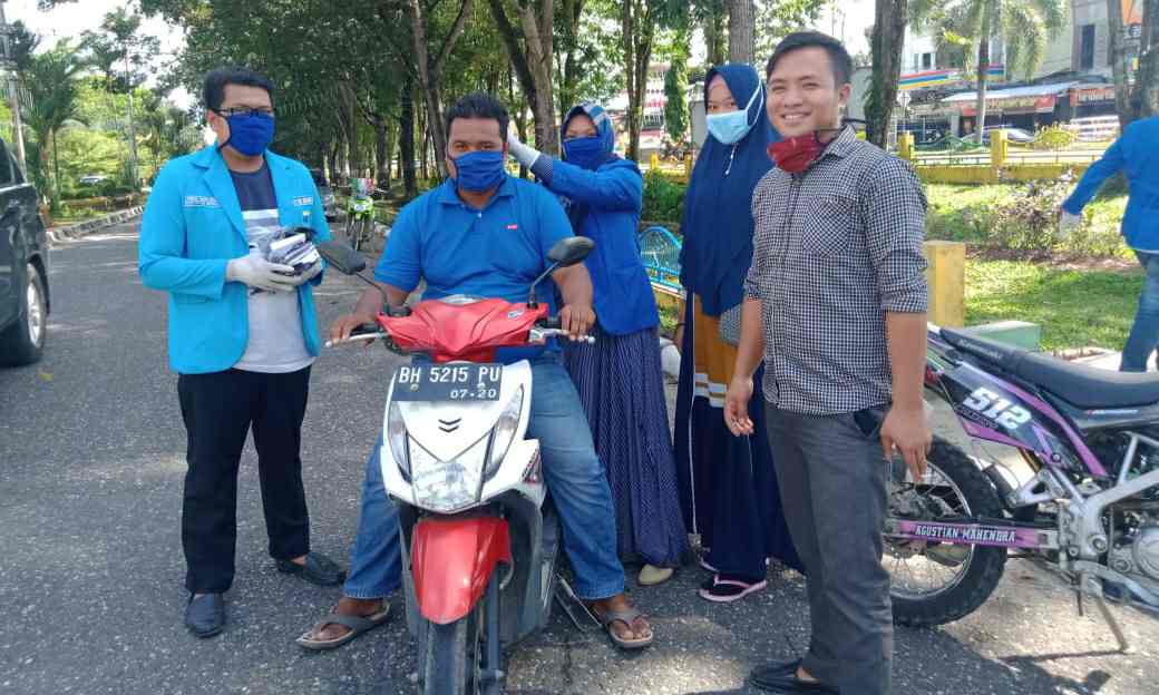 PMII Merangin saat berikan masker ke masyarakat 