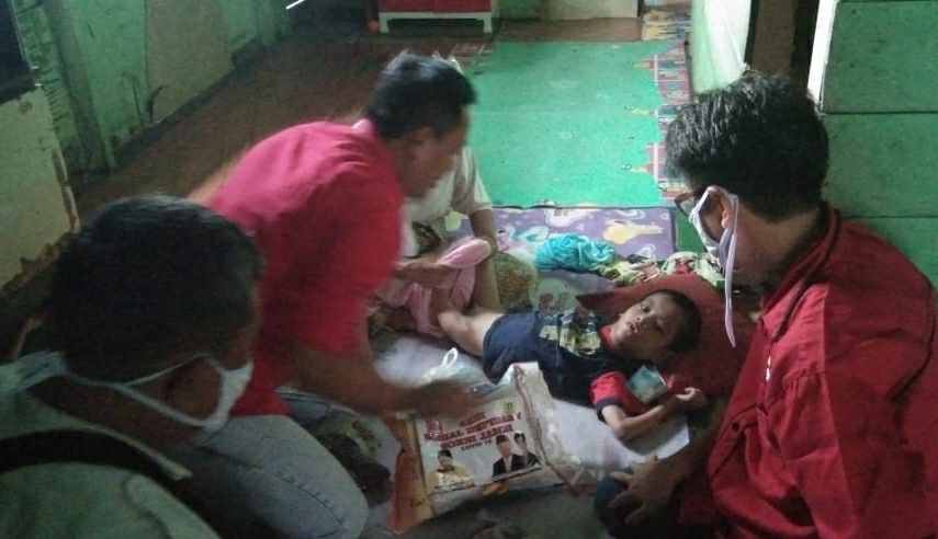 Depidar V SOKSI dan Depicab SOKSI Kota Jambi saat berikan bantuan paket sembako ke warga Kota Jambi