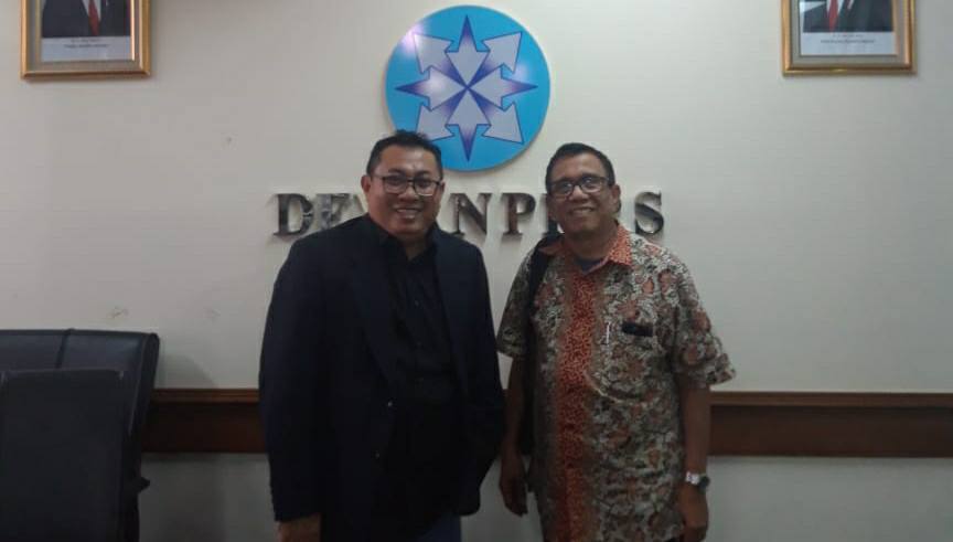 Ketua Umum SMSI, Firdaus (kiri)