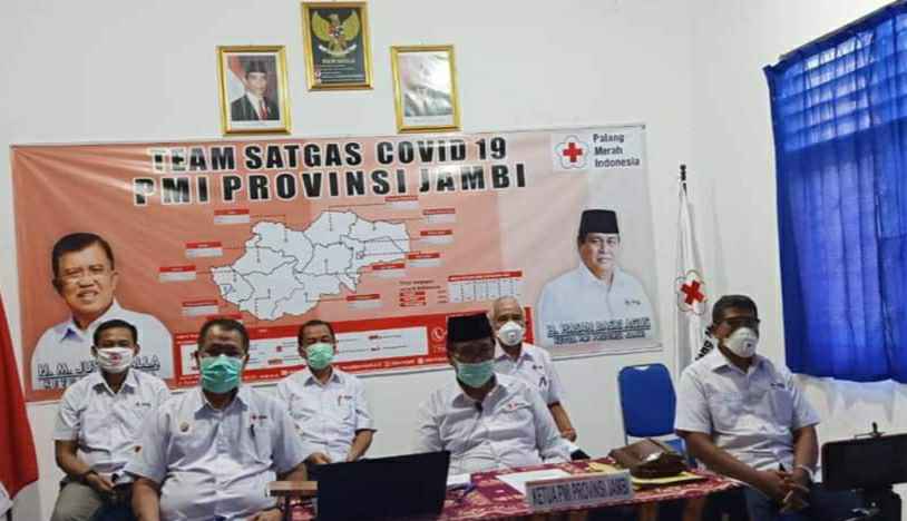 Pengurus PMI Jambi saat ikuti rapat virtual melalui Vidcon bersama Ketum PMI, Jusuf Kalla