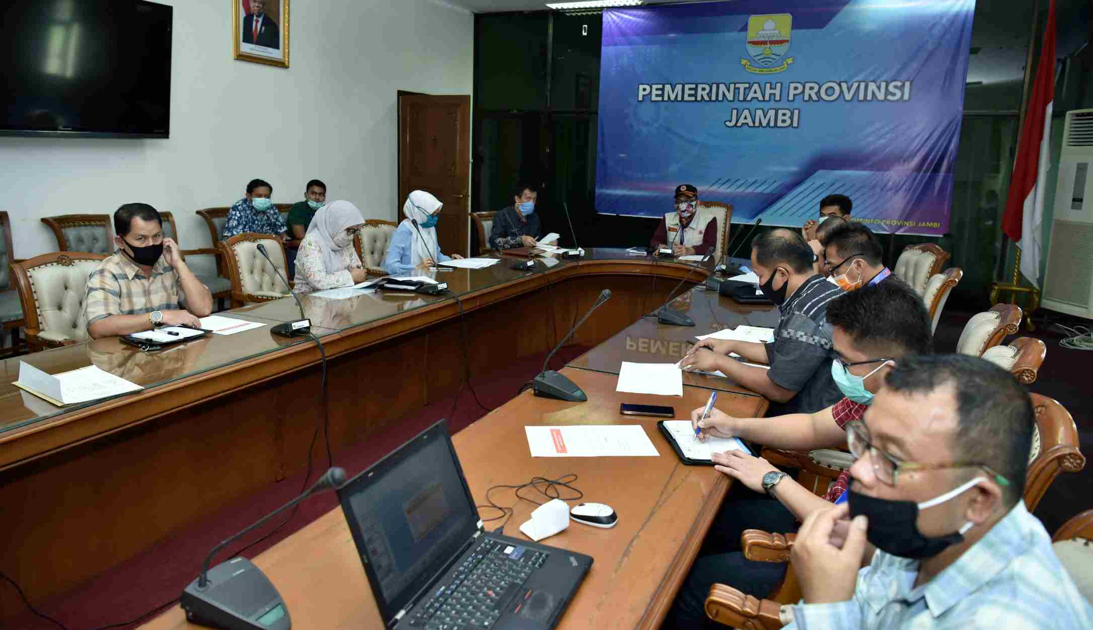Pj Sekda Provinsi Jambi, Sudirman saat rapat penanganan Covid-19