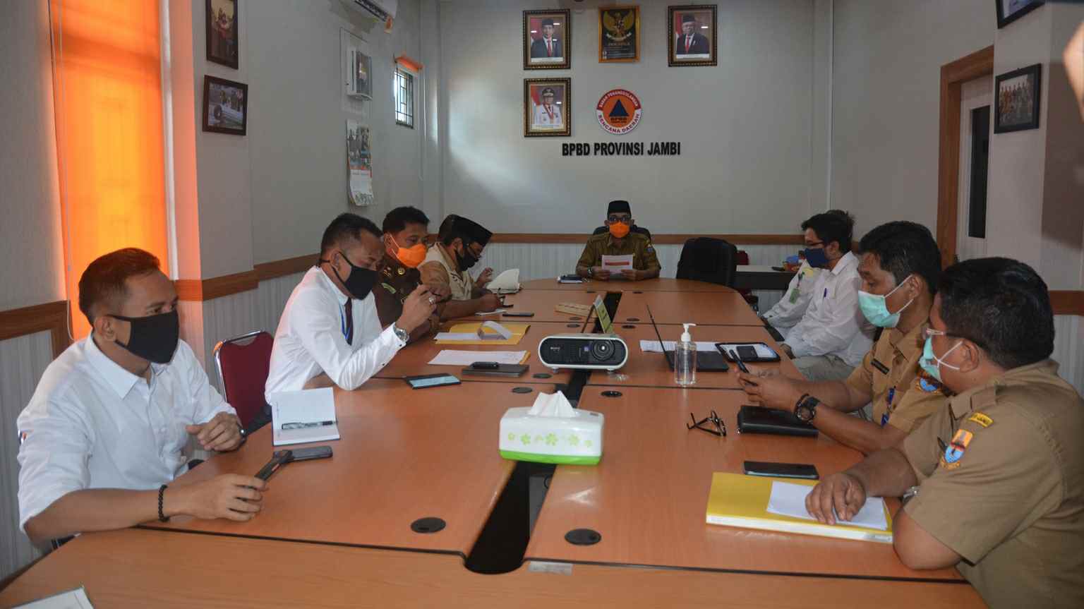 Sudirman saat pimpin Rapat Koordinasi dan Sosialisasi Pelaksanaan Pendampingan Penanganan Covid-19