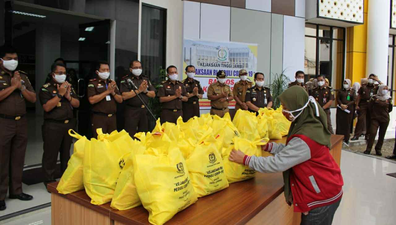 Kejati Jambi saat persiapan berbagi bantuan terdampak Covid-19