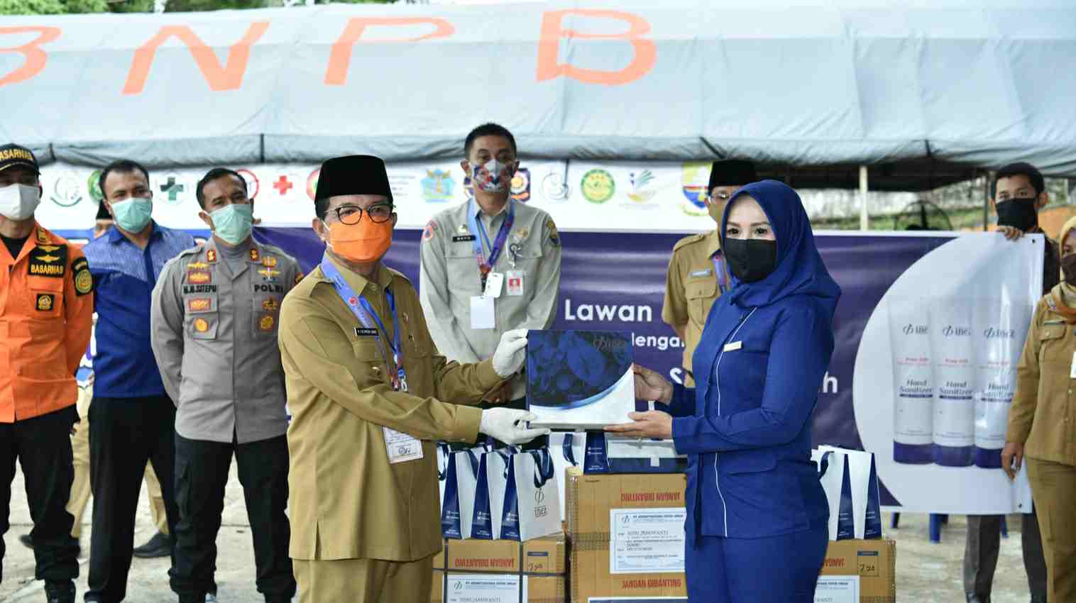 Gubernur Jambi saat terima bantuan