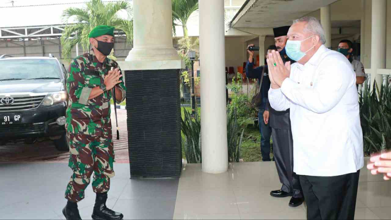 Bupati Safrial bersama Danrem 042/ Garuda Putih Jambi, Kolonel Kav. M. Zulkifli