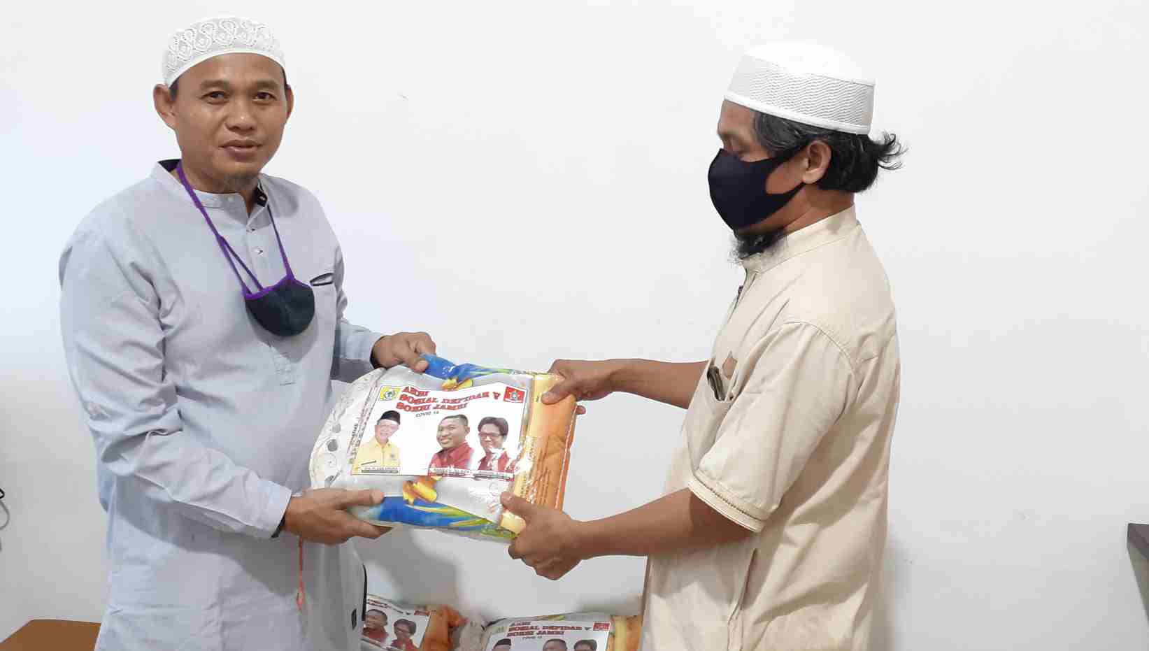 SOKSI Jambi saat berikan paket sembako ke Ustadz Jefri