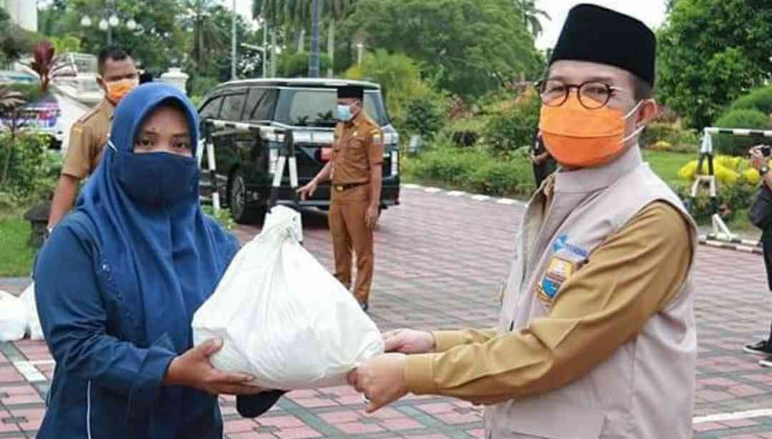 Gubernur Jambi, Fachrori Umar saat membuka pasar murah beberapa waktu lalu