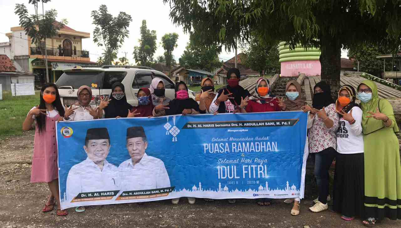 Tim Supik Gendis Wo Haris Sarolangun saat berbagi Takjil