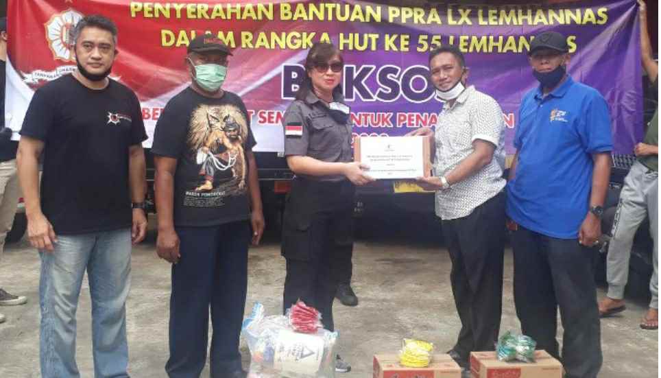 PPRA LX Lemhannas RI saat berikan bantuan ke warga RW 05 Kelurahan Ragunan, Pasar Minggu