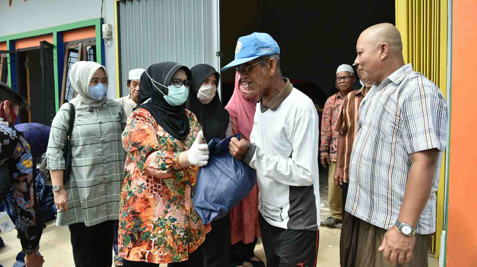 Rahima saat berikan bantuan sembako ke warga Sekoja