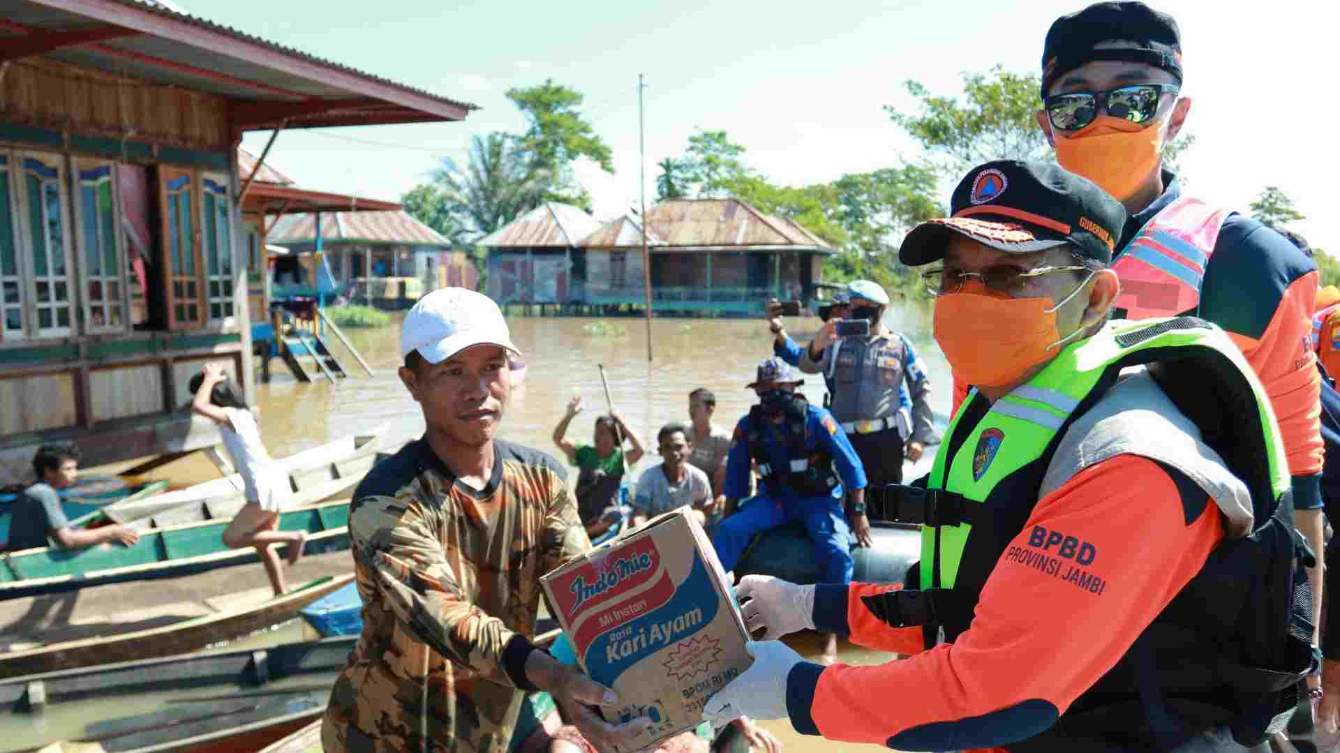 Gubernur Fachrori saat berikan bantuan ke warga