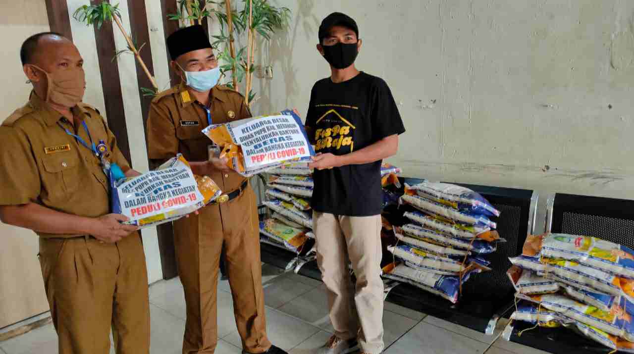 Relawan Covid-19 saat terima bantuan dari Dinas PUPR Merangin