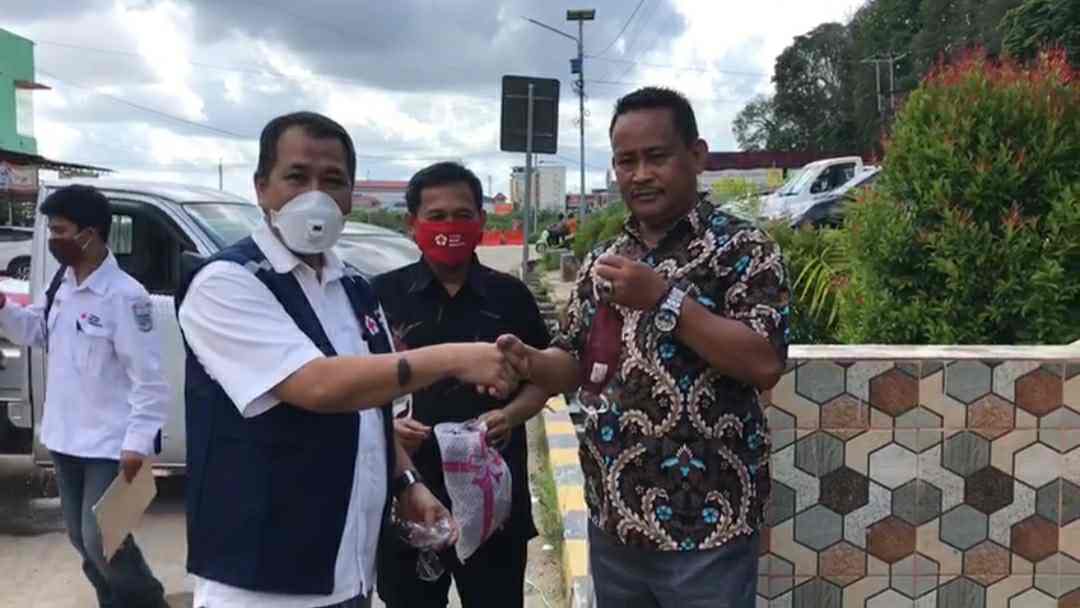 PMI Jambi saat serahkan bantuan ke Pengelola Pasar Angso Duo Baru Jambi 