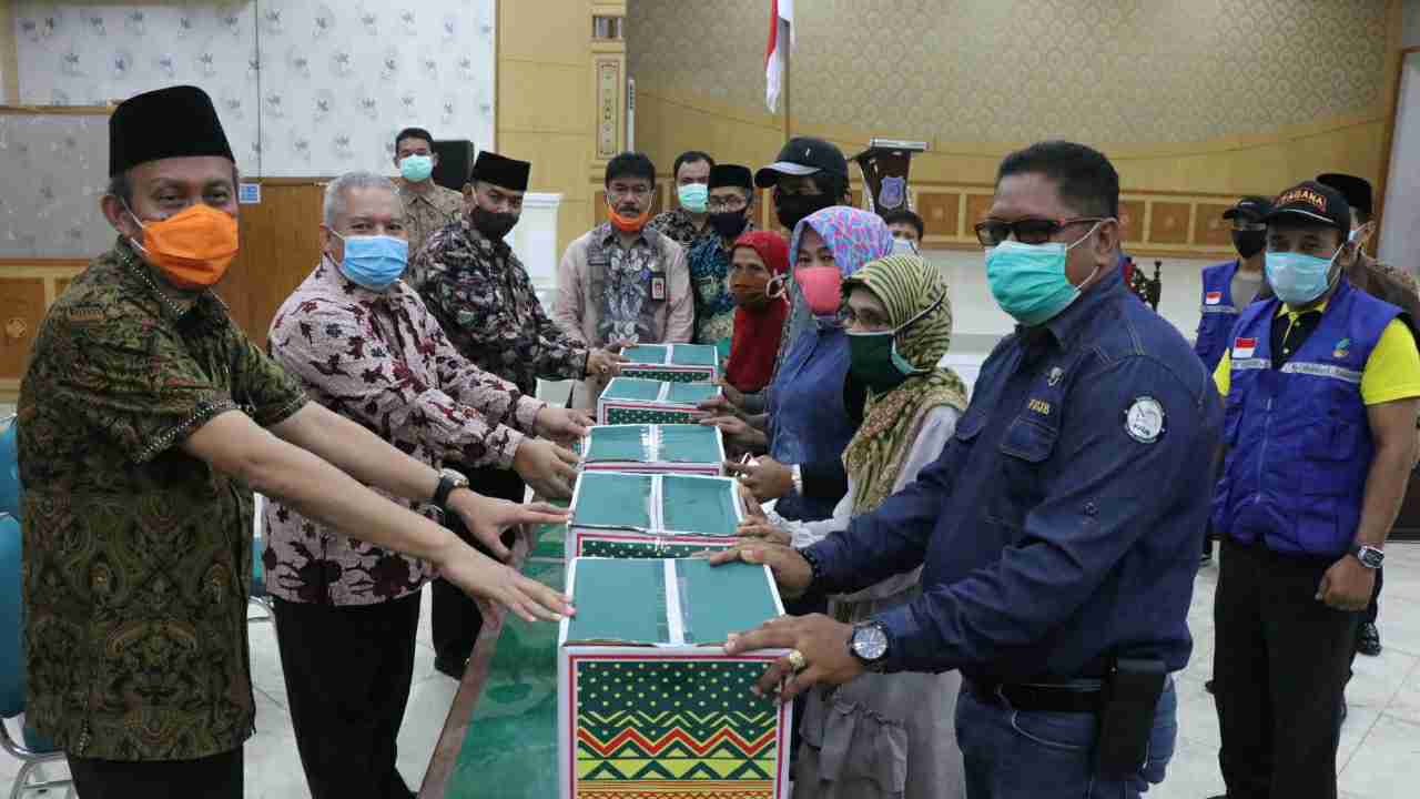 Safrial didampingi Amir Sakib dan Agus Sanusi saat berikan bantuan ke warga 