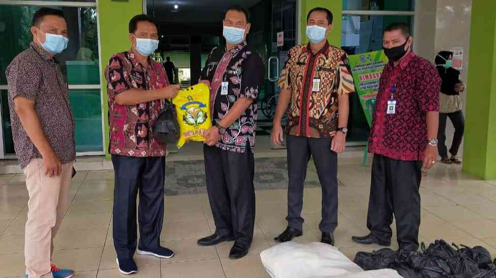 Pemkab Merangin saat bagikan bantuan ke tenaga medis