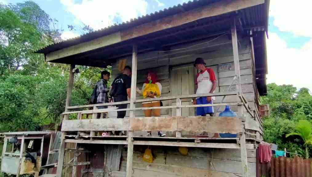 Pengurus IJTI Jambi saat berikan bantuan ke warga