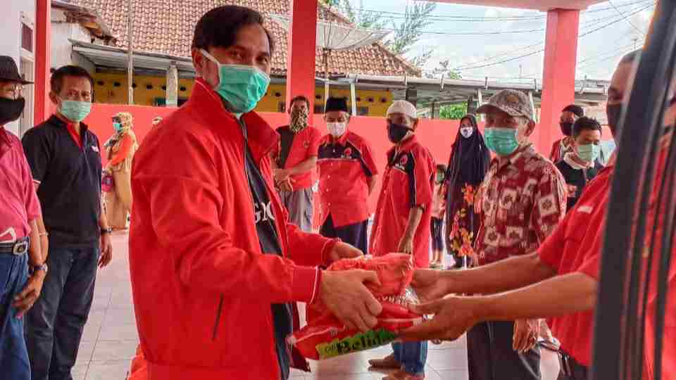 Ketua DPD PDI Perjuangan Jambi, Edi Purwanto saat berikan bantuan ke warga