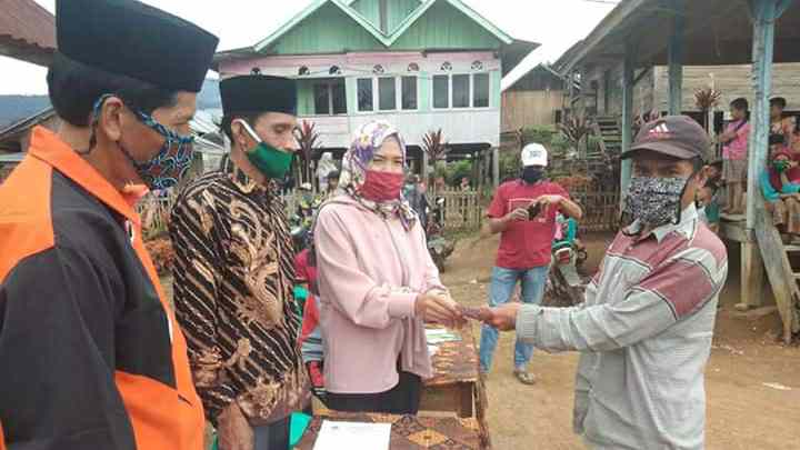 Pembagian BLT di Desa Renah Pelaan, Kecamatan Jangkat