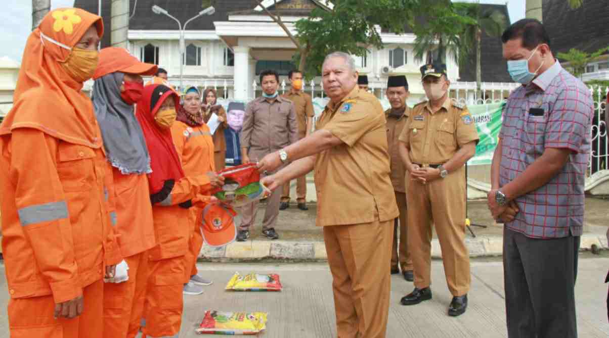 Bupati Safrial saat launching sembako bersubsidi