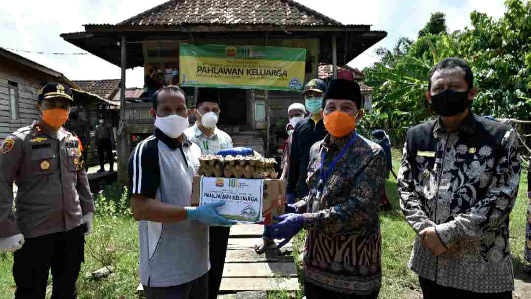 Fachrori saat berikan bantuan ke warga Desa Penyengat Olak