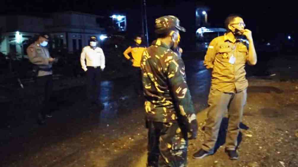 Jubir Penanganan Covid-19 Merangin, M Arief saat tinjau jalan lintas Merangin-Kerinci