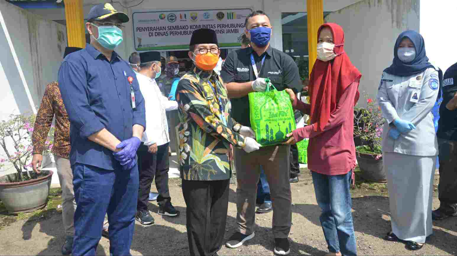 Gubernur Jambi, Fachrori Umar saat berikan bantuan ke warga