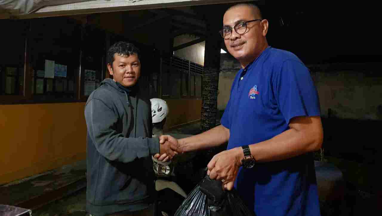 Eri Argawan saat menyerahkan bantuan kepada salah satu seniman