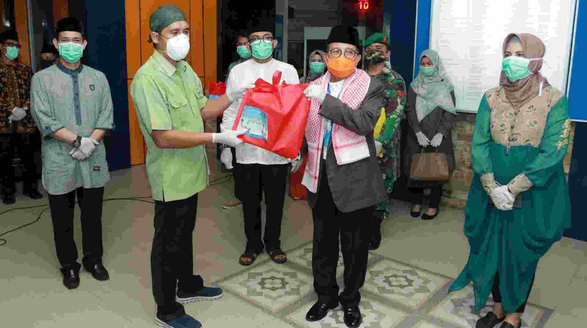 Fachrori Umar saat berikan bingkisan ke petugas medis di RSUD Raden Mattaher Jambi 