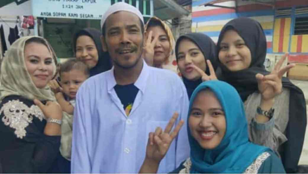 M. Nuh saat beswafoto dengan warga