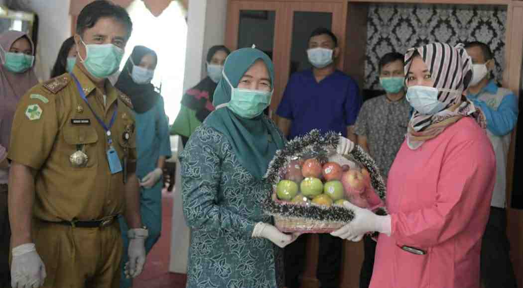 Hesty Haris saat bagikan bingkisan ke tenaga medis