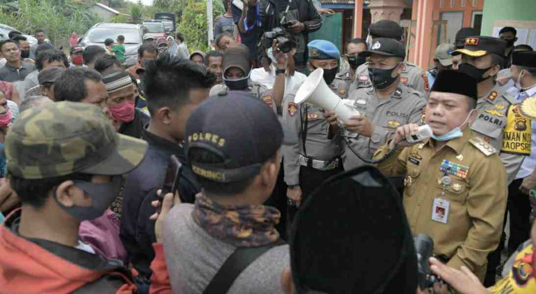 Al Haris saat temui warga Desa Sumber Agung yang adakan aksi demo