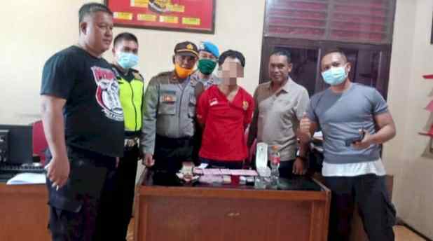 Polsek Pemenang saat amankan pelaku pengguna narkoba
