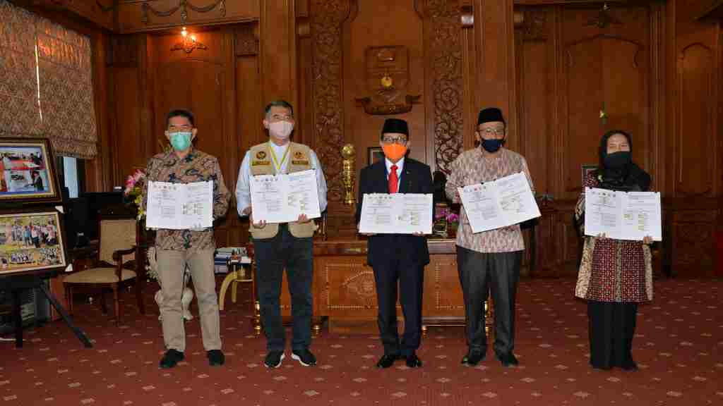 Fachrori dan Fasha bersama pihak terkait usai penandatanganan kerjasama 