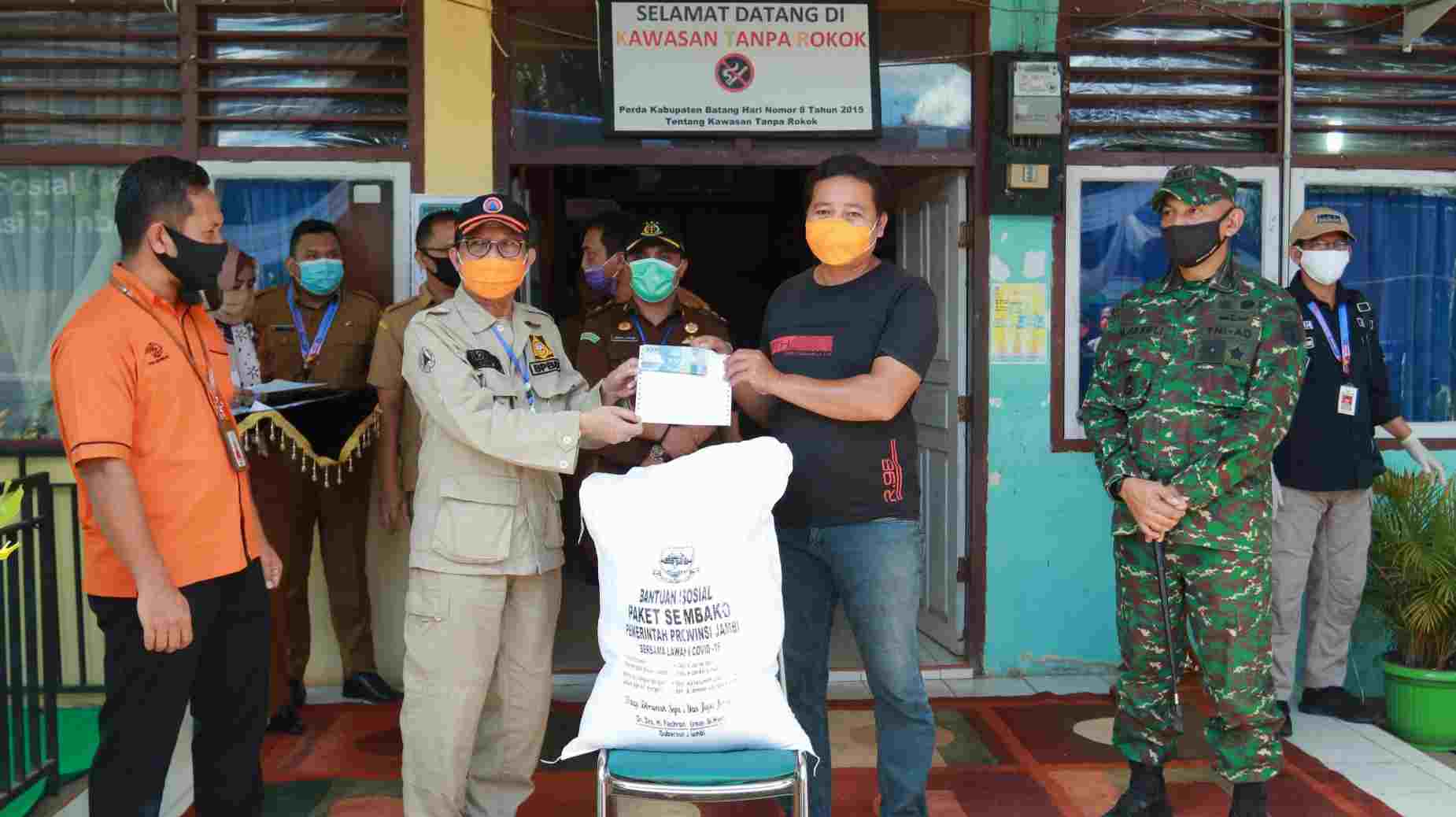 Fachrori Umar saat salurkan bantuan JPS Covid-19 di Batanghari