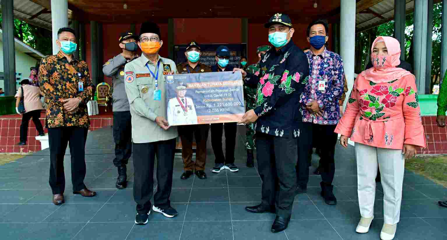 Fachrori Umar saat salurkan bantuan Covid-19 ke Mashuri