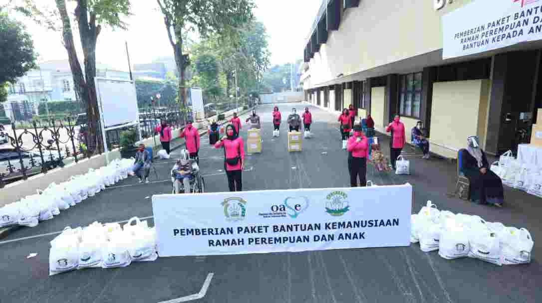 Ketum Bhayangkari, Fitri Idham Azis saat berikan  bantuan kemanusiaan