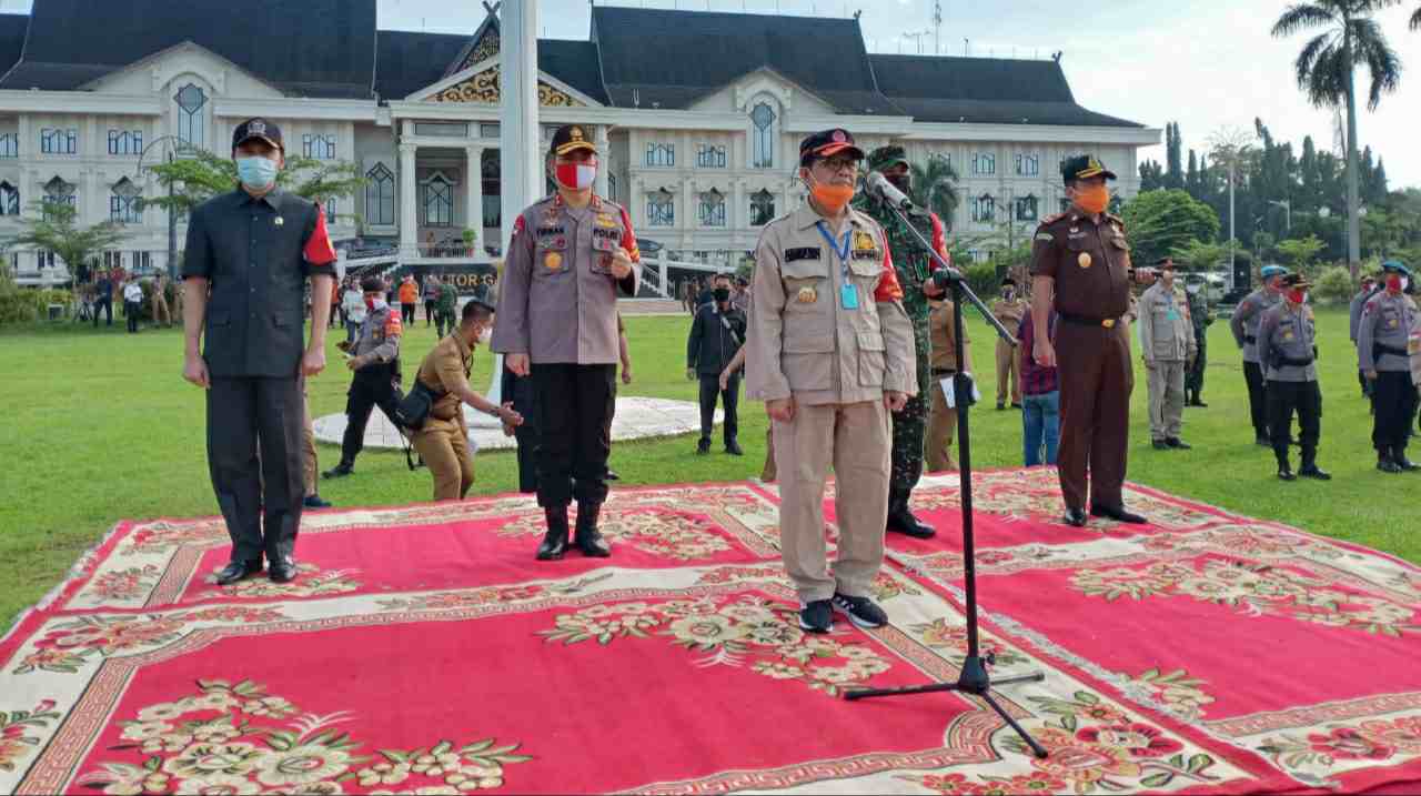 Gubernur Jambi, Kapolda dan Danrem saat pimpin apel protokol kesehatan