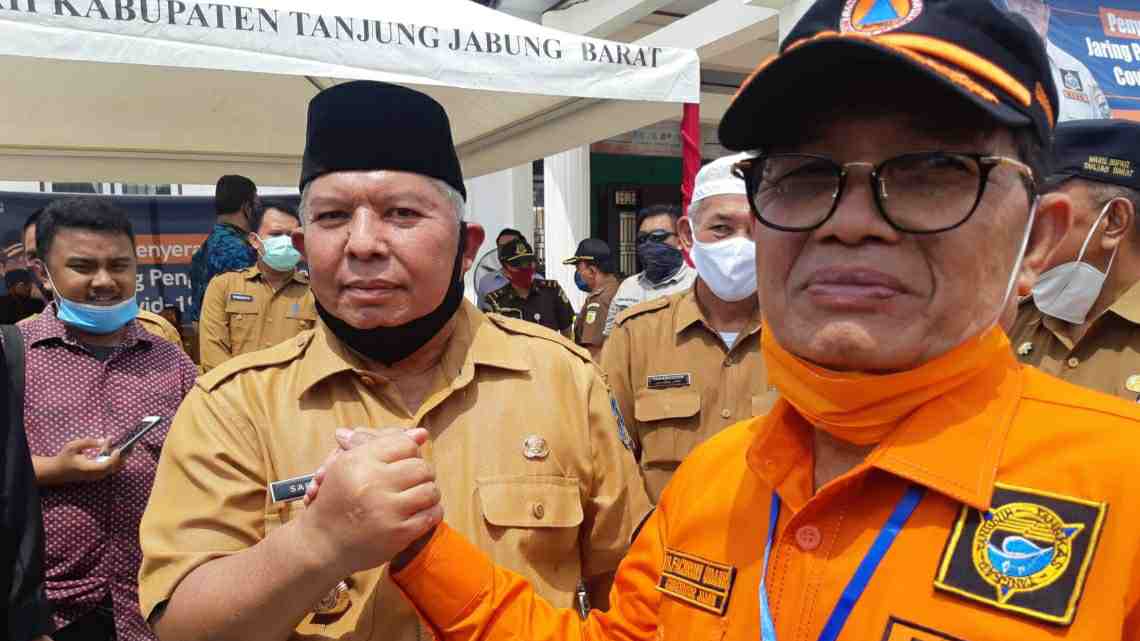 Fachrori Umar dan Safrial saat salam komando bersama