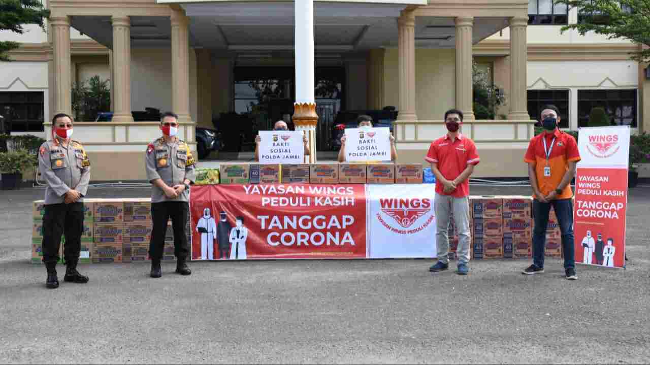 Kapolda Jambi saat terima bantuan Yayasan Wing