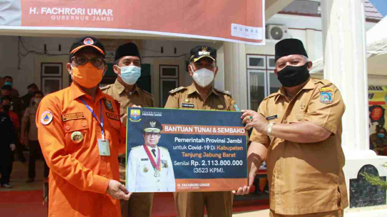 Fachrori Umar saat serahkan bantuan JPS Covid-19 di Tanjab Barat