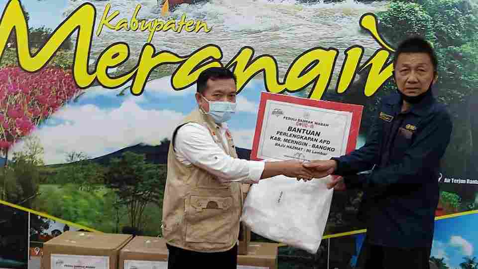 Bupati Merangin saat terima bantuan APD dari Sabang Raya Motor Merangin 