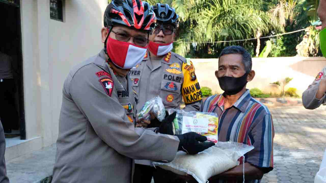 Kapolda Jambi, Irjen Pol Firman Shantyabudi saat berikan bantuan ke warga